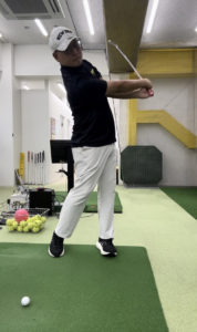 皆さんは打った後をカッコよく出来てますか？│池袋ゴルフアカデミー