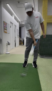 肘が引けてボールに届かない！│池袋ゴルフアカデミー