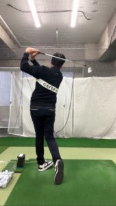 左体重でスイングを安定させるポイント│池袋ゴルフアカデミー