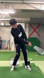 左体重でスイングを安定させるポイント│池袋ゴルフアカデミー