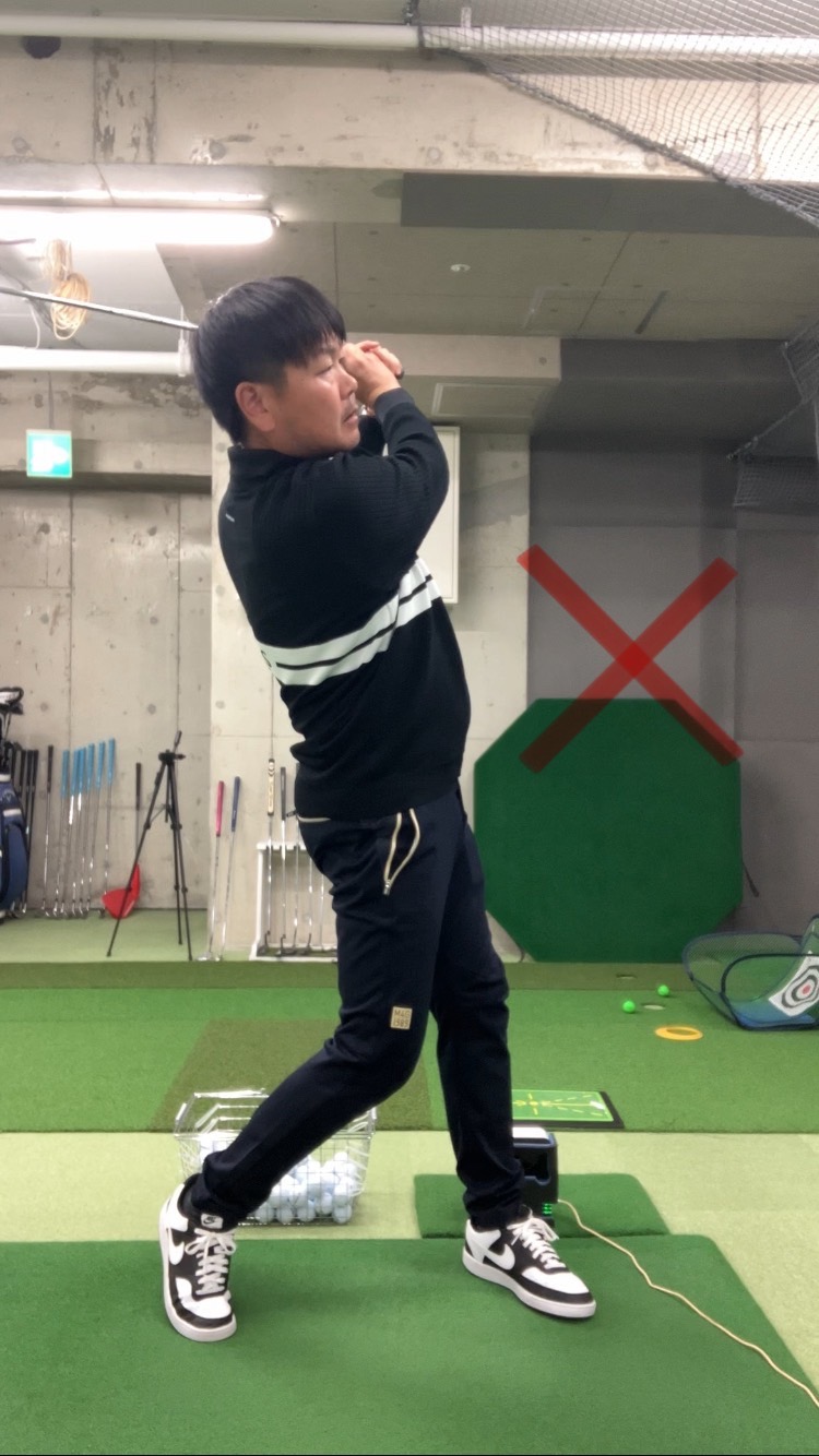 左体重でスイングを安定させるポイント│池袋ゴルフアカデミー