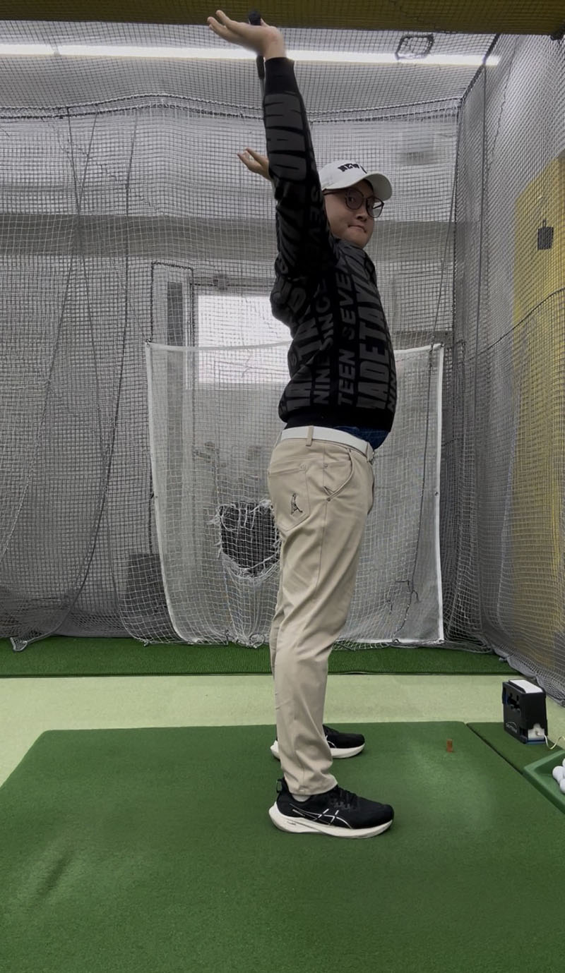 おすすめするストレッチをレクチャー│池袋ゴルフアカデミー