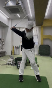 正しく軸を揺らさず捻転できてますか？│池袋ゴルフアカデミー