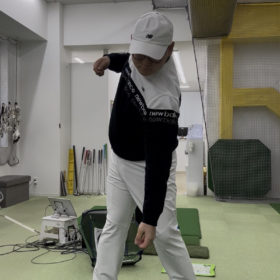 正しく軸を揺らさず捻転できてますか？│池袋ゴルフアカデミー