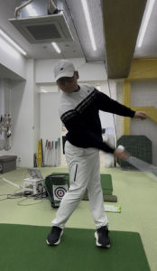 片手素振りにおいては間違い│池袋ゴルフアカデミー