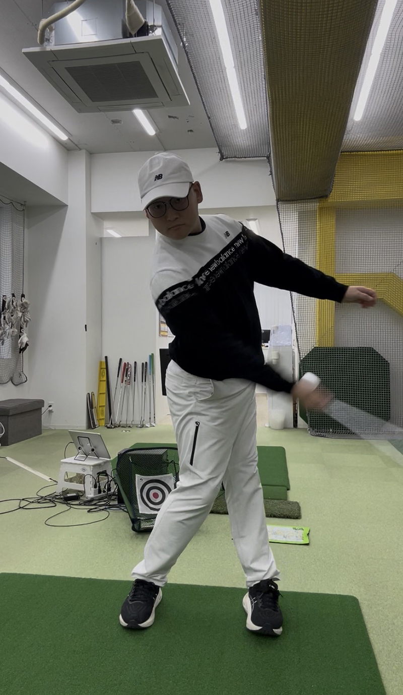 片手素振りにおいては間違い│池袋ゴルフアカデミー