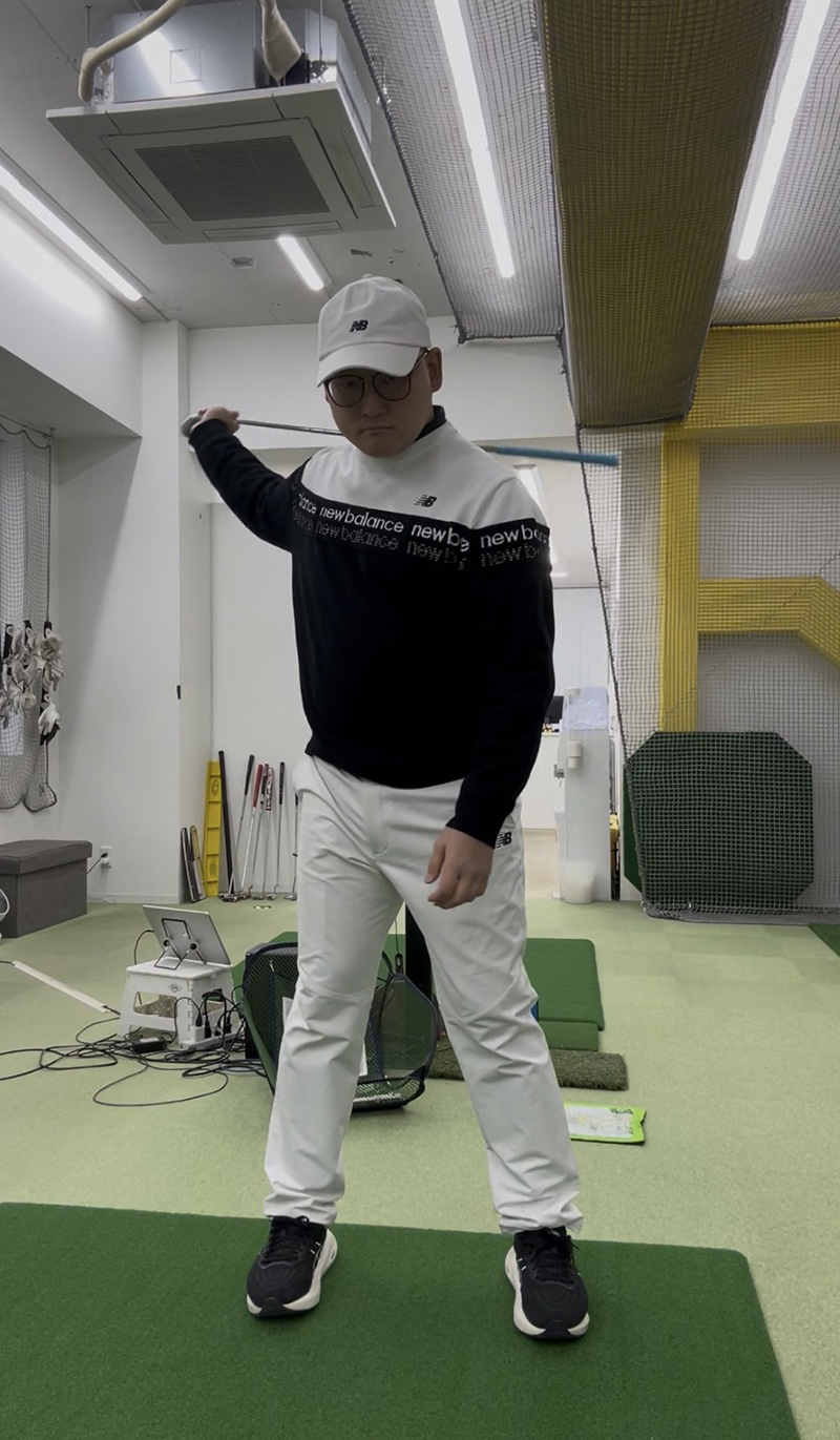 片手素振りにおいては間違い│池袋ゴルフアカデミー