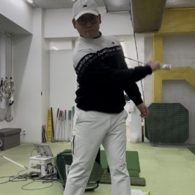 片手素振りにおいては間違い│池袋ゴルフアカデミー
