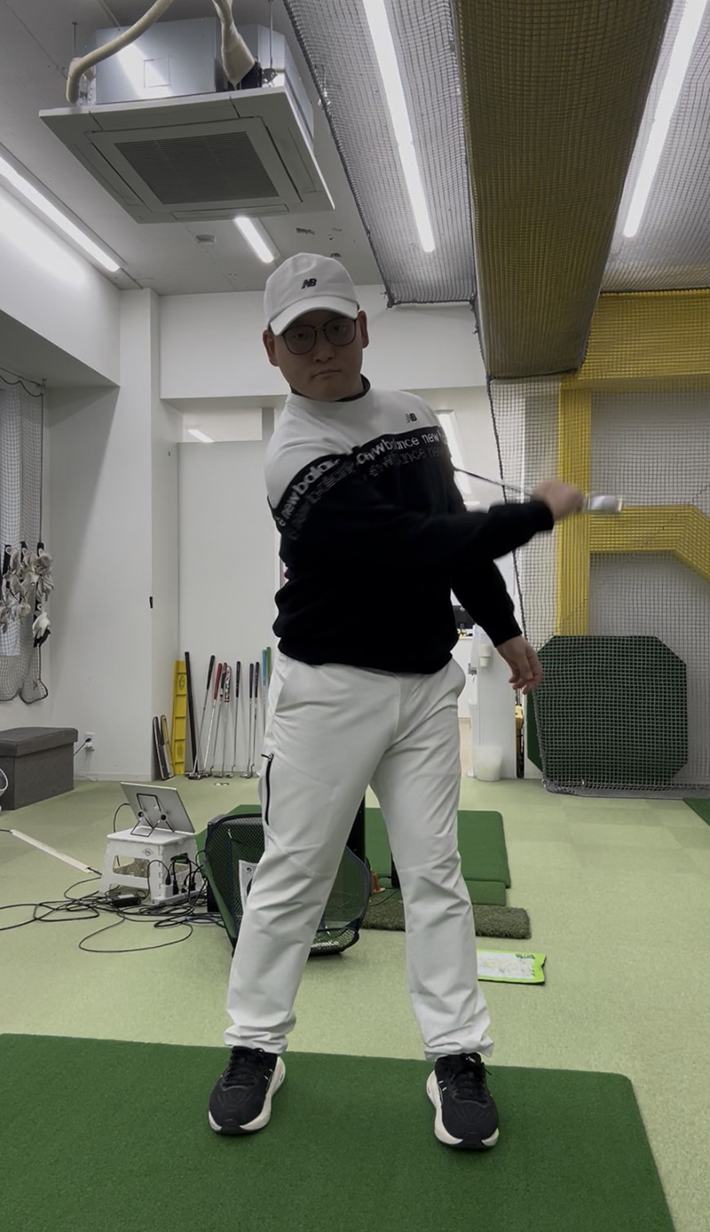 片手素振りにおいては間違い│池袋ゴルフアカデミー