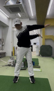 片手素振りにおいては間違い│池袋ゴルフアカデミー