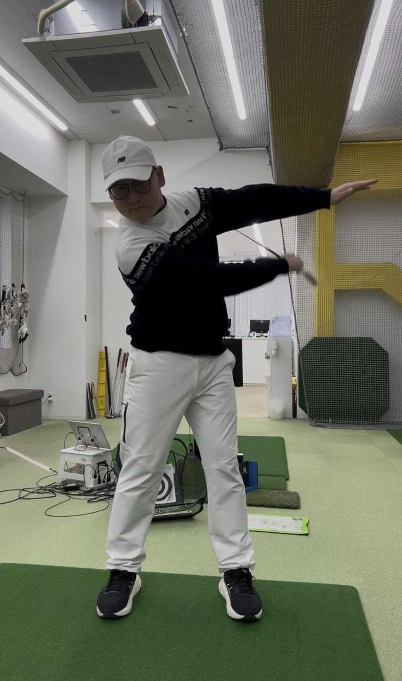 片手素振りにおいては間違い│池袋ゴルフアカデミー