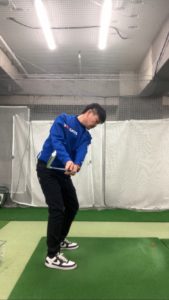 アイアンで低い打ち出し練習│池袋ゴルフアカデミー