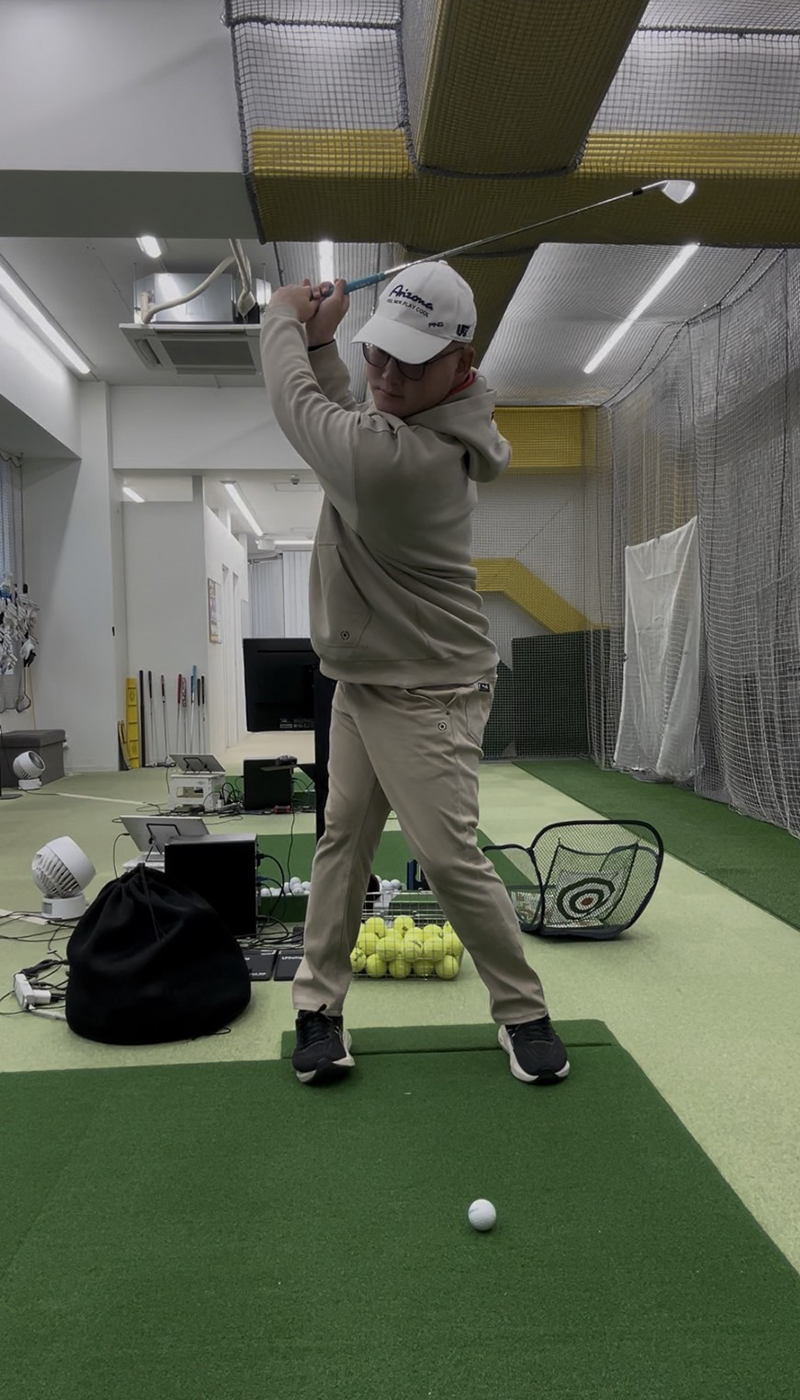 さあ〜トップオブスイングまでは完璧だぞ〜│池袋ゴルフアカデミー
